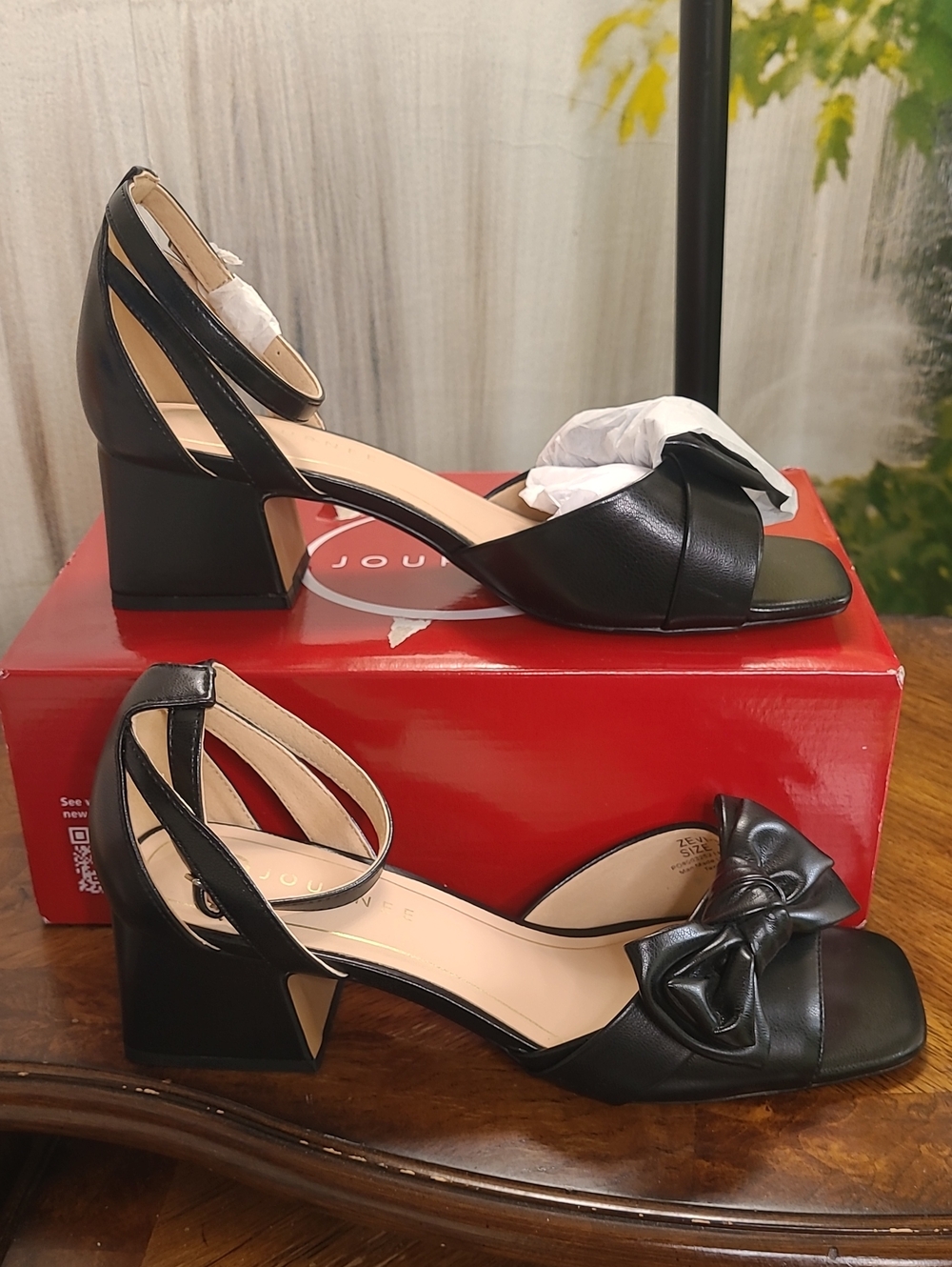 New in box! Journee Zevi Womens 10 Wide Black Bow Block Heel Strappy Bow Sandals